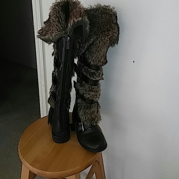 just to the knee black.boots. - Picture 1 of 1