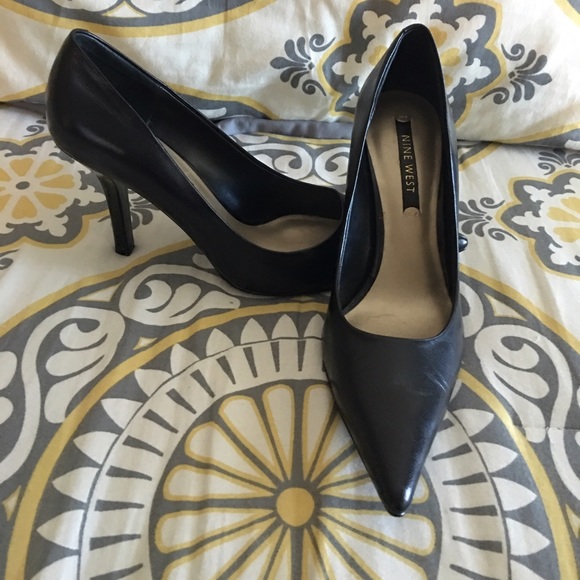 Black Pointy Nine West Heels!