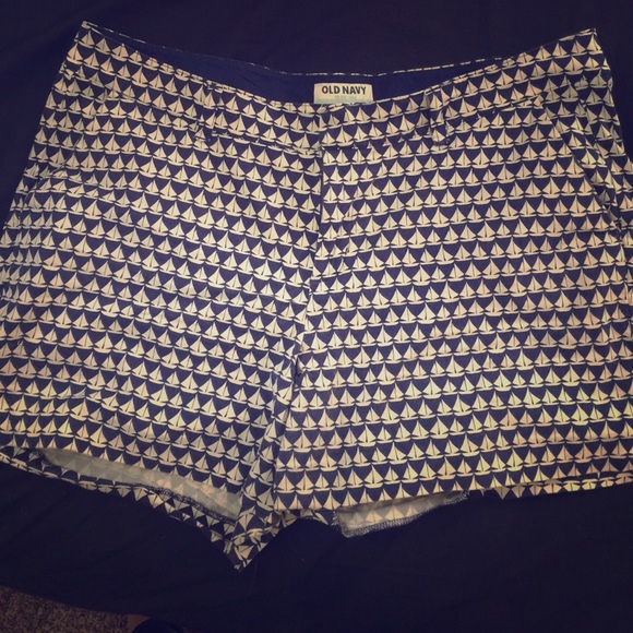 Sailboat patterned shorts