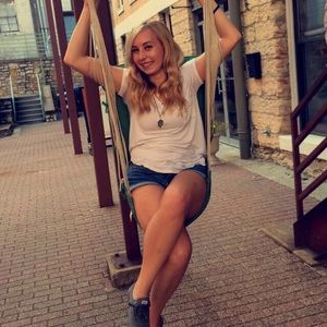 Meet your Posher, Kayla