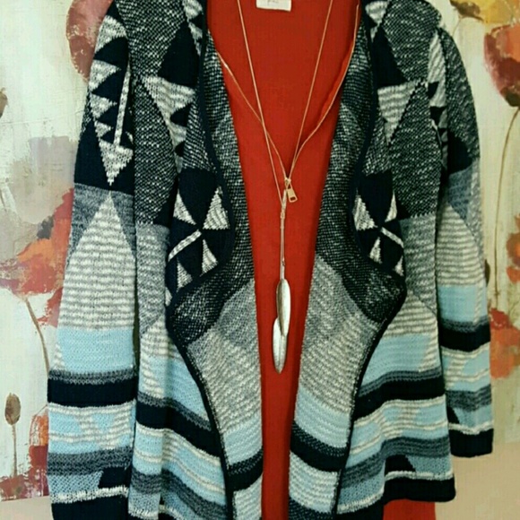 🌺SOLD!🌺 CLOSET SPACE CARDIGAN🌺 FREE GIFT🌺 - Picture 2 of 4