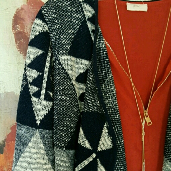 🌺SOLD!🌺 CLOSET SPACE CARDIGAN🌺 FREE GIFT🌺 - Picture 3 of 4