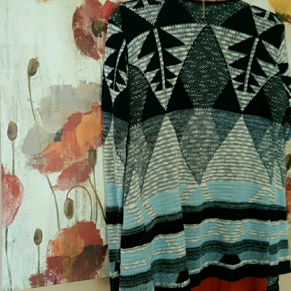 🌺SOLD!🌺 CLOSET SPACE CARDIGAN🌺 FREE GIFT🌺 - Picture 4 of 4