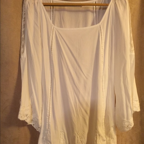 Solitaire ivory blouse with beautiful lace