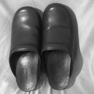 Lands' Ends Black  Clogs