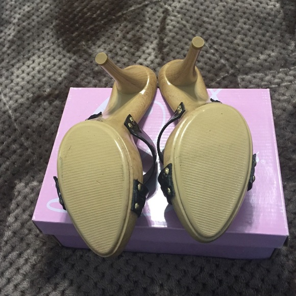 Sandal - Picture 2 of 2