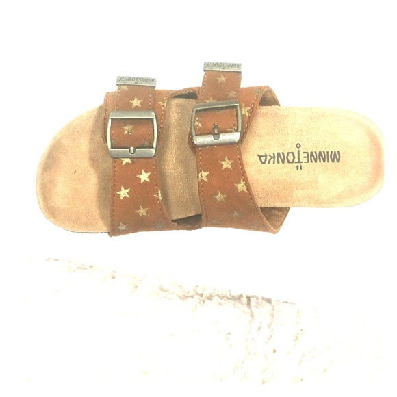 Minnetonka Gigi sandal w/ brown stars