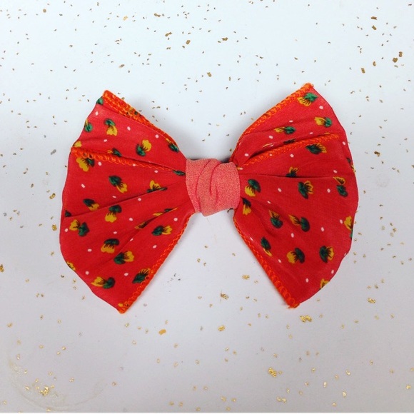 Orange bow hair clip.