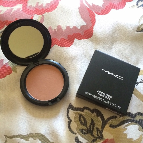 MAC bronzing powder in GOLDEN