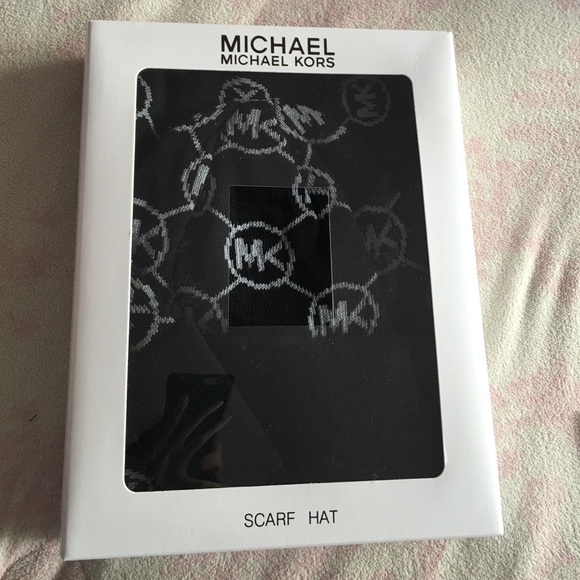 ❗️final price❗️Michael kors scarf & hat set - Picture 2 of 2