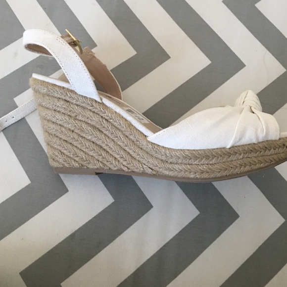 White strappy wedges size 8.5 - Picture 3 of 4