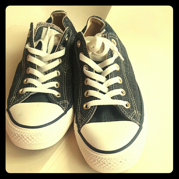 Converse shoes - Picture 1 of 4