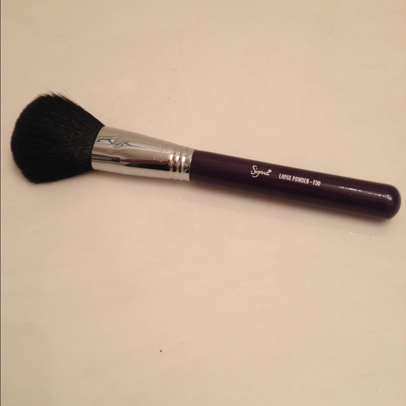 SIGMA F30 LARGE POWDER BRUSH- never used