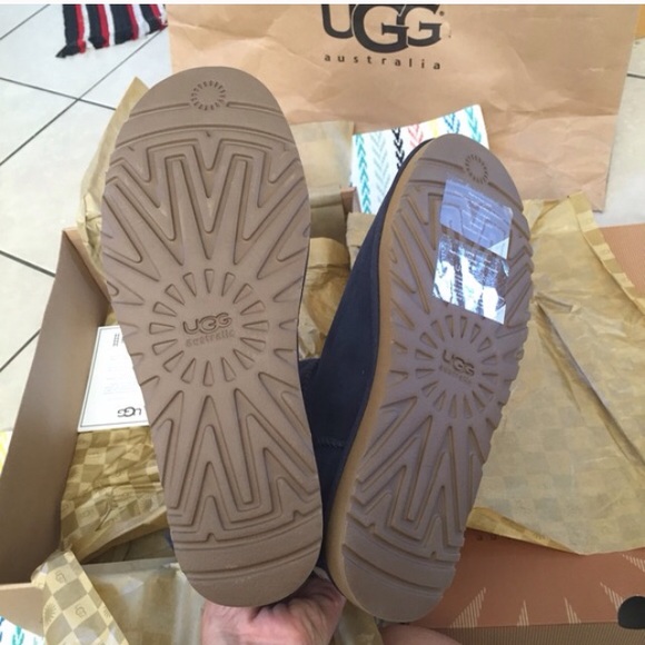 UGG authentic Bailey button navy boots Sz 7 new - Picture 3 of 4