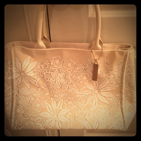 Oscar De La Renta - Picture 1 of 3