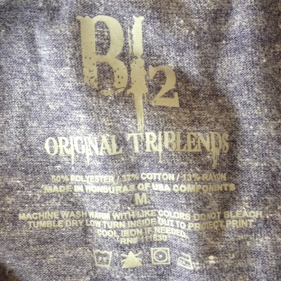 2 men's V-neck T-shirts - Picture 3 of 3