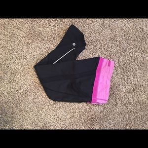 SOLD: Lululemon chase me crops size 4