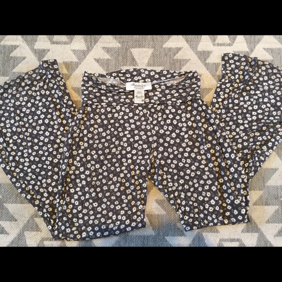 Loose and flowy boho pants with daisy print