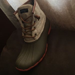 ISO these sperry duck boots!!