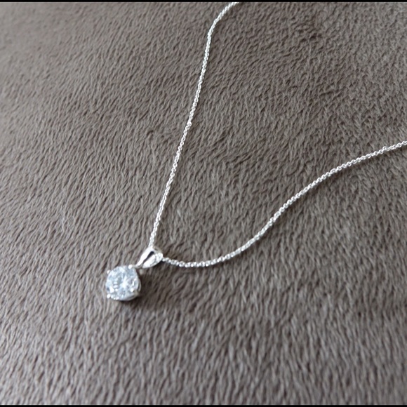 Jewelry - 🍾 Single stone silver necklace
