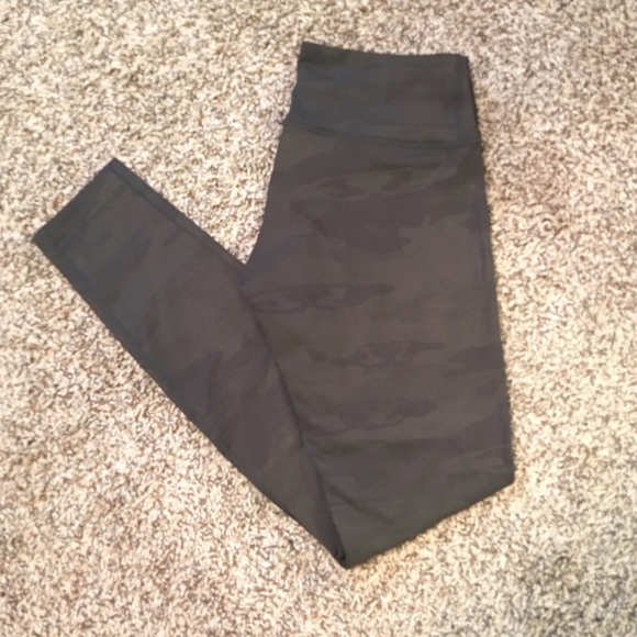 SOLD: Lululemon camo wunder under pants