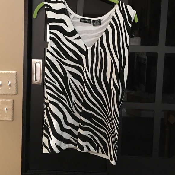 Top large but fits like medium - Picture 2 of 3