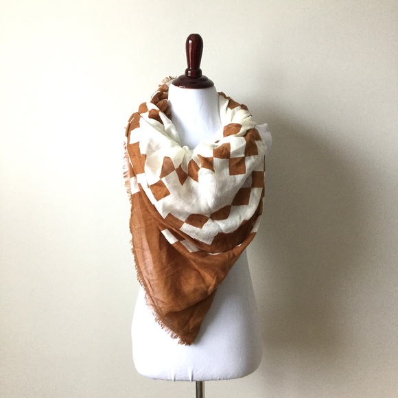 Old Navy Accessories - Fabulous camel and cream colored Aztec print scarf