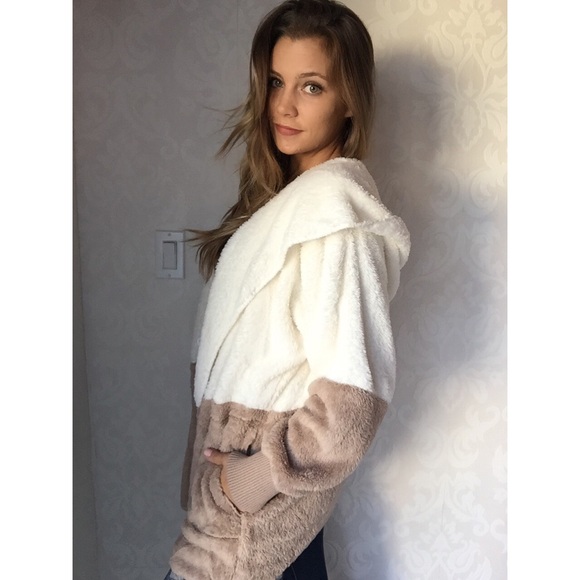 ••2XStocked••Two tone sweater - Picture 2 of 4