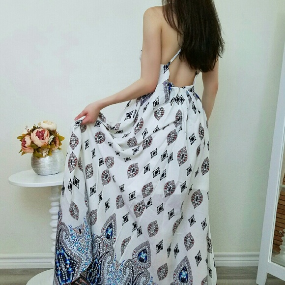 V-neck Border Print Maxi Dress - Picture 3 of 3
