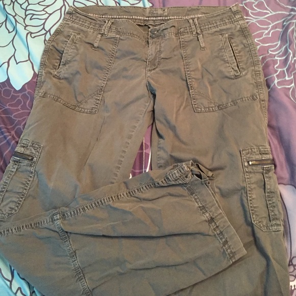 American Eagle Outfitters olive cargo pants. Size6