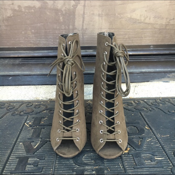 Olivia peep toe heels 💋 - Picture 3 of 4