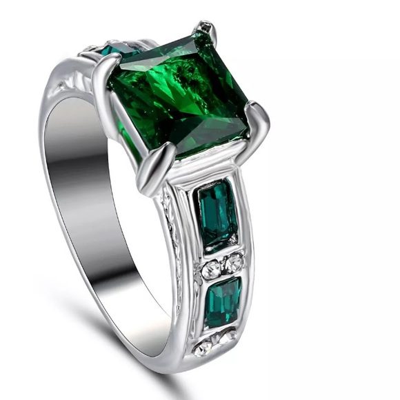 NWOT SZ 9 Siver and Emerald Ring