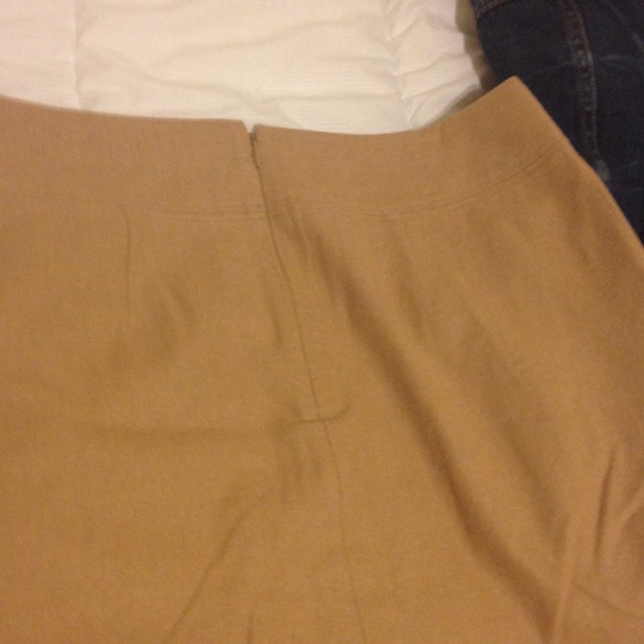 Loft camel colored mini skirt w/pockets - Picture 3 of 3