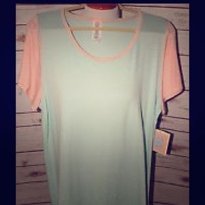 LuLaRoe size 3x classic tee. Includes free scarf