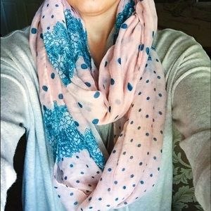 🎈 SALE 🎈Infinity blue and cream scarf