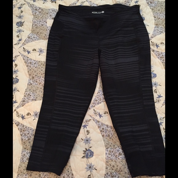 Old Navy black and grey stripped exercise CaprisXL