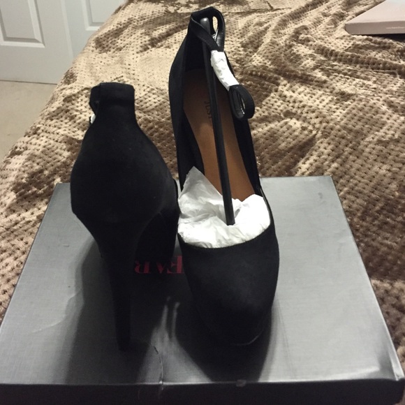 Black pumps