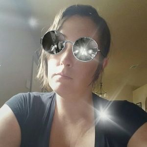 Meet your Posher, Lorie