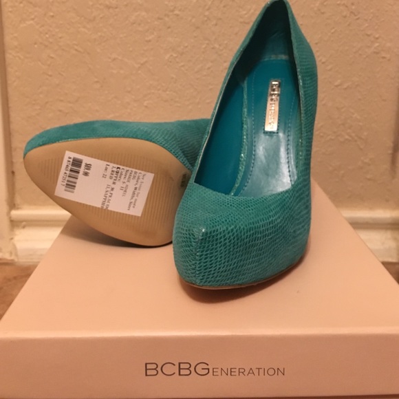 BCBG Peacock/Sandalwood Snake Leather Pumps!!