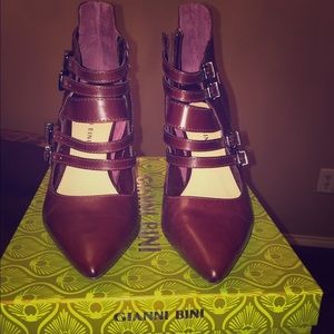 Sexy & sassy pointed toe Gianni Bini pump.