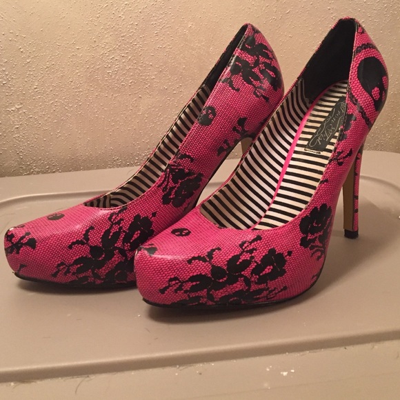 Floral lace and skull fuschia heels