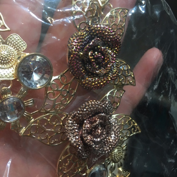 Gold Plated Rose Rhinestone Necklace - Picture 4 of 4