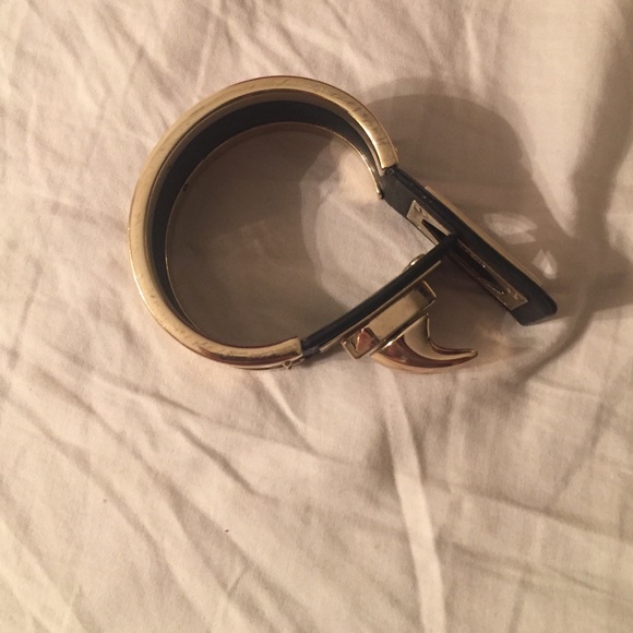 Givenchy shark tooth cuff bracelet - Picture 2 of 3