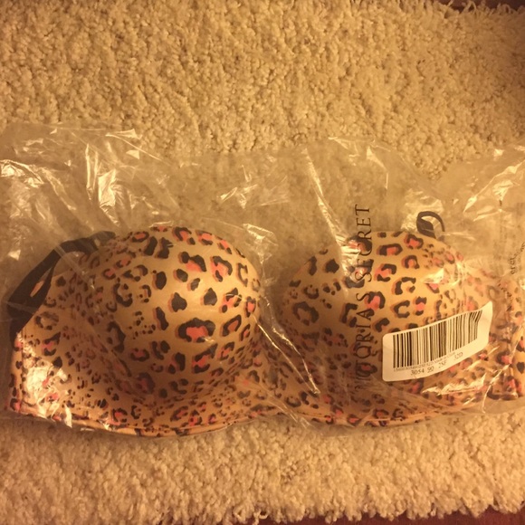 Victoria's Secret 32D bra with Removable straps