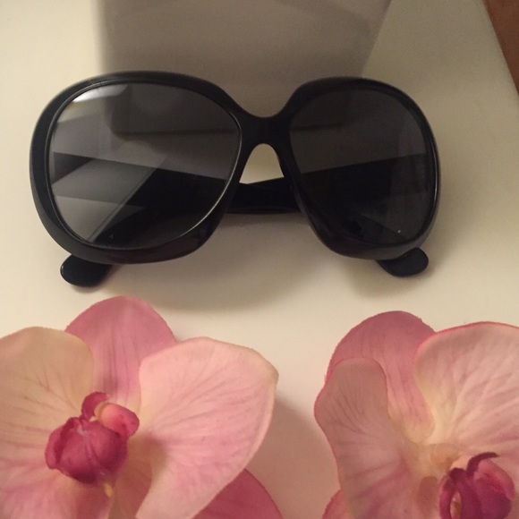 Black RAY-BAN sunglasses.