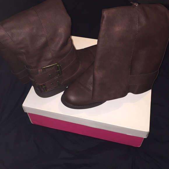 Boots - Picture 2 of 3