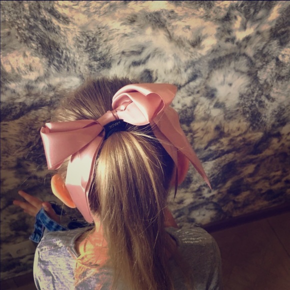 🌟2 for 5!🌟Satin Pink Bow🎀 - Picture 1 of 3