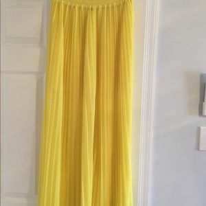 VS yellow maxi skirt with pleats. Size 6