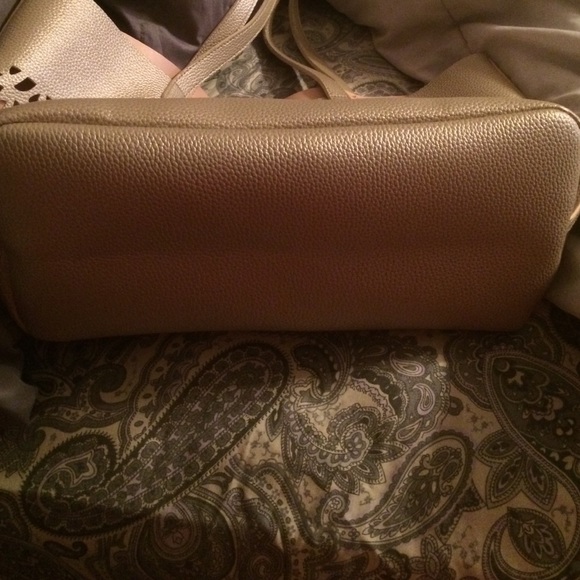 Gold tote - Picture 2 of 4