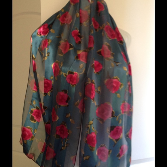 NWOT LOVELY SCARF